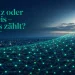 Vogelperspektive auf eine Stadt im Blaue-Stunde-Licht, ueber der sich ein leuchtendes Netzgitter in Akzentfarbe hebt.