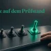 Vier Kippschalter auf einer dunklen Schalttafel, der rechteste leuchtet in Akzentfarbe als getroffene Wahl, daneben eine Hand im Hemdärmel.