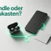 Drei Komponenten — Smartphone, Kopfhörer und Vertragskarte — auf grauem Untergrund, verbunden durch ein leuchtendes Lichtband, das zu einem Knoten zusammenläuft