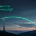 Alte Broadcast-Sendetürme links im Abendlicht, ein leuchtender Lichtbogen in der Akzentfarbe überbrückt den Horizont zu modernen Mobilfunkmasten rechts.