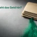 Ordentlicher Stapel Büro-Umschläge auf Steinoberfläche, aus dem untersten rieselt leise ein farbiger Pulverstrom heraus und verliert sich am Bildrand.