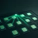 Zwölf SIM-Karten in einer ordentlichen Rasteranordnung auf einem dunklen Bedienfeld, von einem zentralen grünen Lichtstrahl gleichzeitig erfasst, eine Karte am