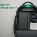 Kompakter Rucksack von oben, perfekt und ohne Überfluss gepackt, mit einem leuchtend grünen Lichtfaden entlang der Naht.