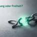 Eine Stahlkette auf grauer Steinoberfläche, die an ihrem Mittelpunkt sauber auseinanderbricht, am Bruchpunkt ein leuchtendes Glühen.