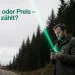 Handwerker am Waldrand haelt ein Smartphone, in das ein gruener Lichtstrahl aus dem bedeckten Himmel faellt – Symbol fuer Netzempfang in abgelegener Lage.