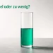 Zylindrisches Glasgefäß auf Steinfläche, zur Hälfte mit leicht schimmernder Flüssigkeit befüllt – weder zu viel noch zu wenig.