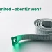 Maßband auf hellem Untergrund, dessen Metallspitze in grünem Akzentlicht leuchtet – Sinnbild für die exakte Abmessung des Datenbedarfs.