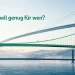 Drei Brücken über einen ruhigen Fluss in unterschiedlichen Höhen, die mittlere leuchtet in der Akzentfarbe, eine winzige Figur steht darauf.