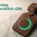 Braunes Leder-Gepäckanhänger von oben auf grauem Marmor, eine leuchtende Bogen-Anzeige zeigt den verbleibenden Datenvolumen-Rest.