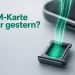 Leere SIM-Kartenschublade eines Smartphones auf grauer Oberfläche, in die ein leuchtendes Lichtband als digitales eSIM-Profil herabschwebt.