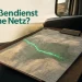 Straßenkarte auf einem Klemmbrett im Fahrzeug-Beifahrersitz, eine leuchtende Route bricht abrupt in einer ländlichen Gegend ab.