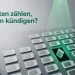 Viele SIM-Karten in einem Raster auf einem Schreibtisch, eine faellt durch eine Luecke in der Mitte nach unten.