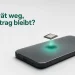 Unmarkiertes Geschäftshandy liegt auf grauer Fläche, darüber schwebt eine SIM-Karte mit leuchtendem Spalt dazwischen.