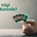 Eine Hand im dunklen Businesshemd haelt fuenf SIM-Karten wie ein Kartenspiel gefaechert, ein gruenes Lichtband verbindet alle Karten am oberen Rand.