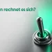 Großer Kippschalter auf einer Stahlplatte in der AN-Position, aus dem Kontaktpunkt strömt ein grünes Lichtband nach oben ins Leere.