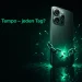 Unmarkiertes Flagship-Smartphone im dunklen Studio, eine leuchtende Kette bricht an seinem Koerper auf und symbolisiert das Ende der Datendrosselung.