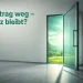Eine weit geoeffnete Glas-Buerotur in einem kuhlen grauen Korridor, dahinter stroemt gruenliches Licht wie eine offene Landschaft herein.