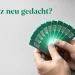 Zehn ungebrandete SIM-Karten fächerförmig in einer Hand, aus der Mitte strahlt ein grüner Lichtschein.