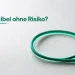 Ein loser, offener Kordel-Ring auf hellem Steinuntergrund, der mit akzentfarbenem Licht leuchtet und keinerlei Knoten oder Bindung zeigt.